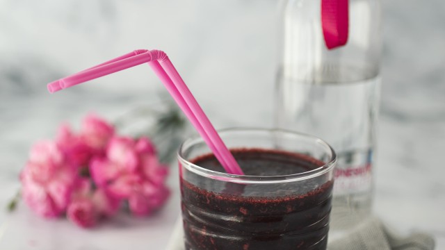 Áfonyás smoothie datolyával és Magnesium Mineralizer szűrt vízzel