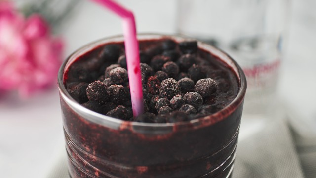 Áfonyás smoothie datolyával és a BWT Magnesium Mineralizer víztisztító